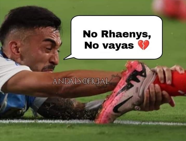 Hombre con uniforme deportivo agarrando desesperadamente una bota de fútbol que tiene el texto "No Rhaenys, No vayas ❤️"