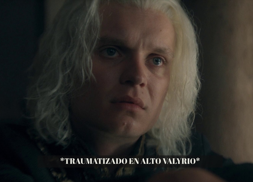 Persona con expresión seria y cabello blanco, subtítulo dice: "Traumatizado en alto valyrio"