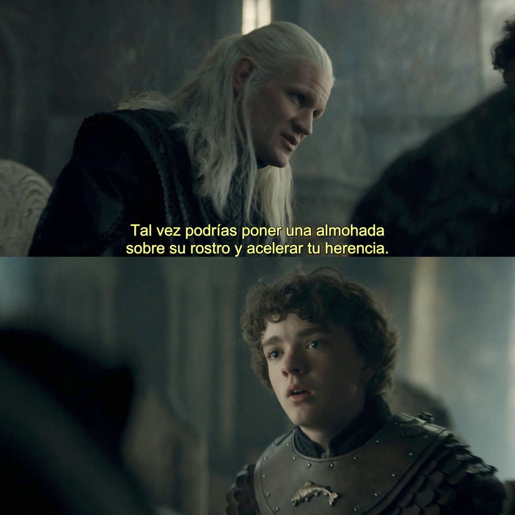 Dos personajes de la serie House of the Dragon están en una conversación. El personaje mayor en la imagen superior dice: "Tal vez podrías poner una almohada sobre su rostro y acelerar tu herencia."