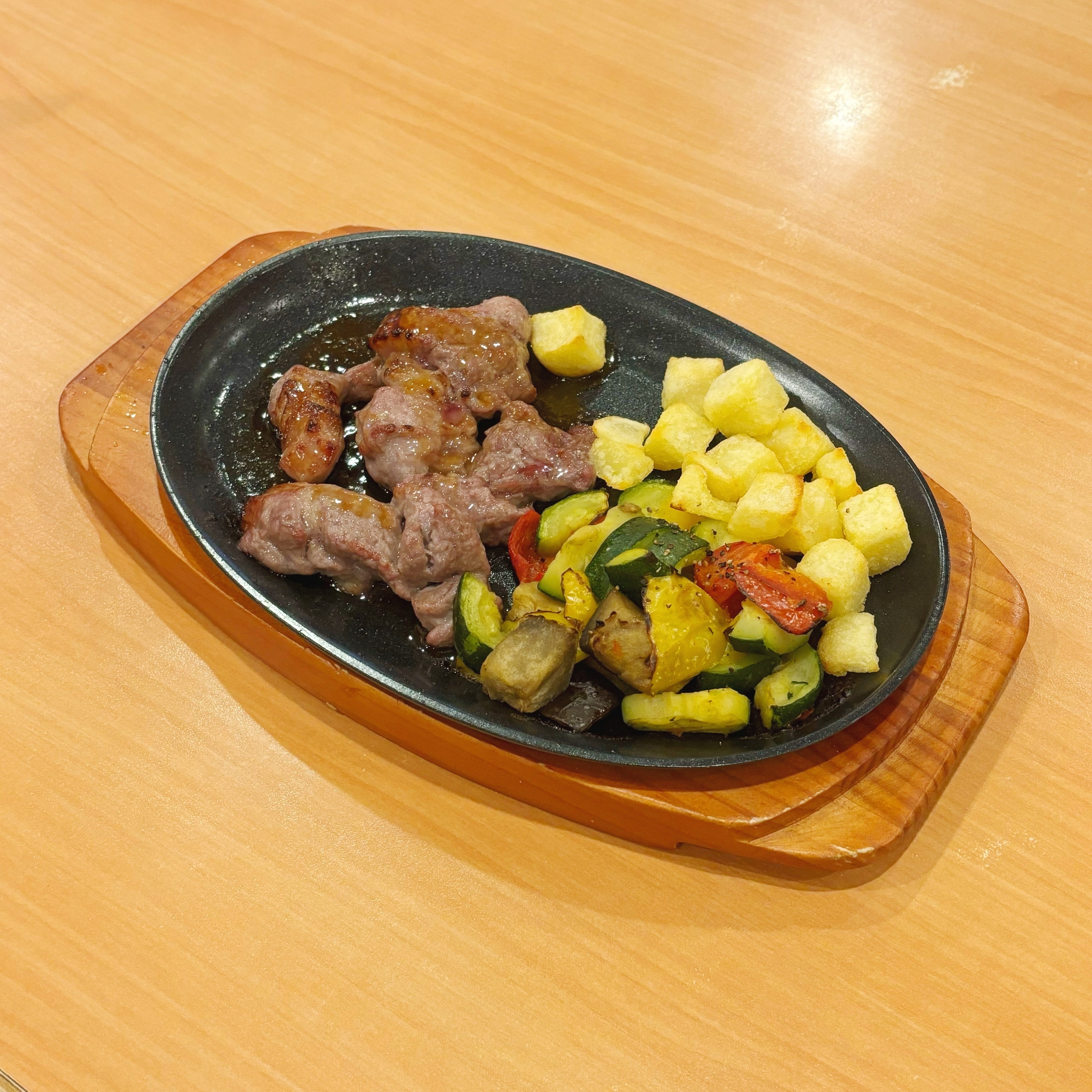 サイゼリヤのおすすめフード「ラムと野菜のグリル」