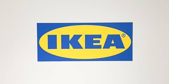 IKEAのロゴが描かれています。
