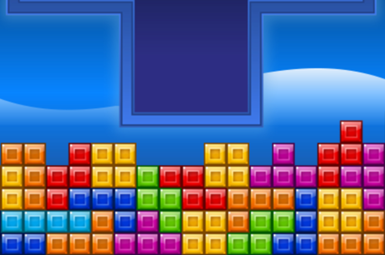 古典的なビデオゲーム「テトリス」のロゴとカラフルなブロックが積み重なっている画像。