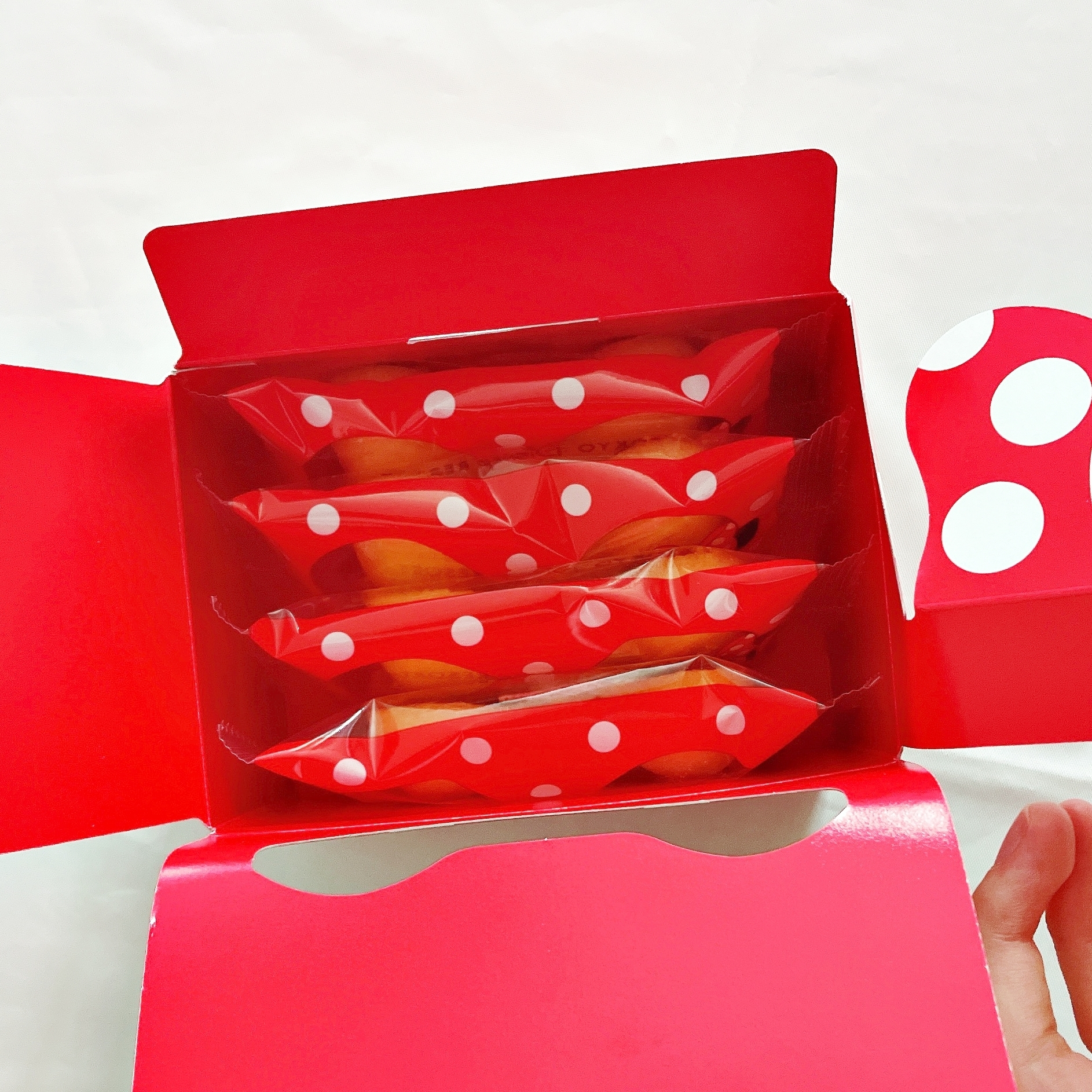 ディズニーランドのおすすめお菓子「マドレーヌ 紙箱 ミニー」