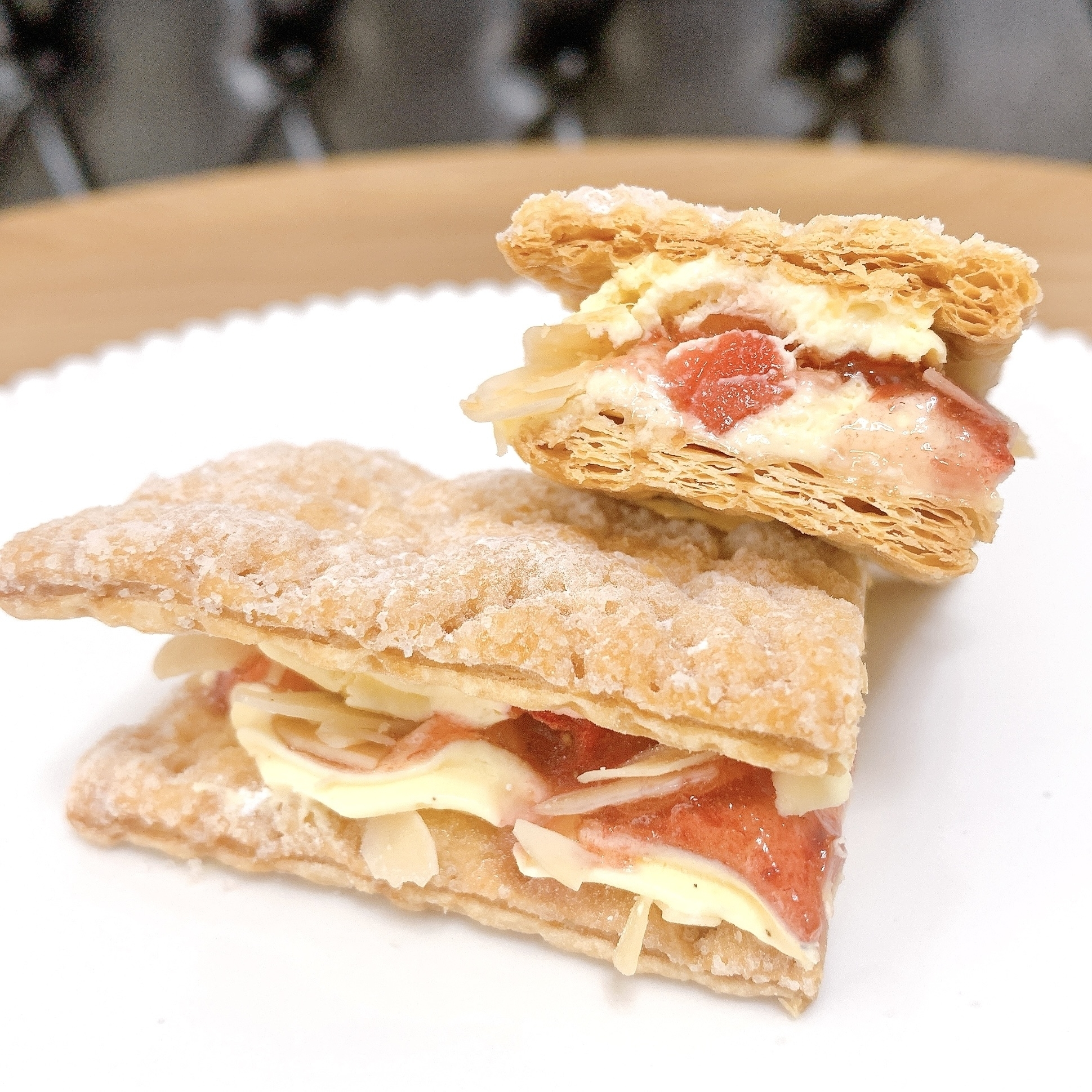 FamilyMart(ファミリーマート)のおすすめスイーツ「凍ったまま食べる いちごのミルフィーユ」