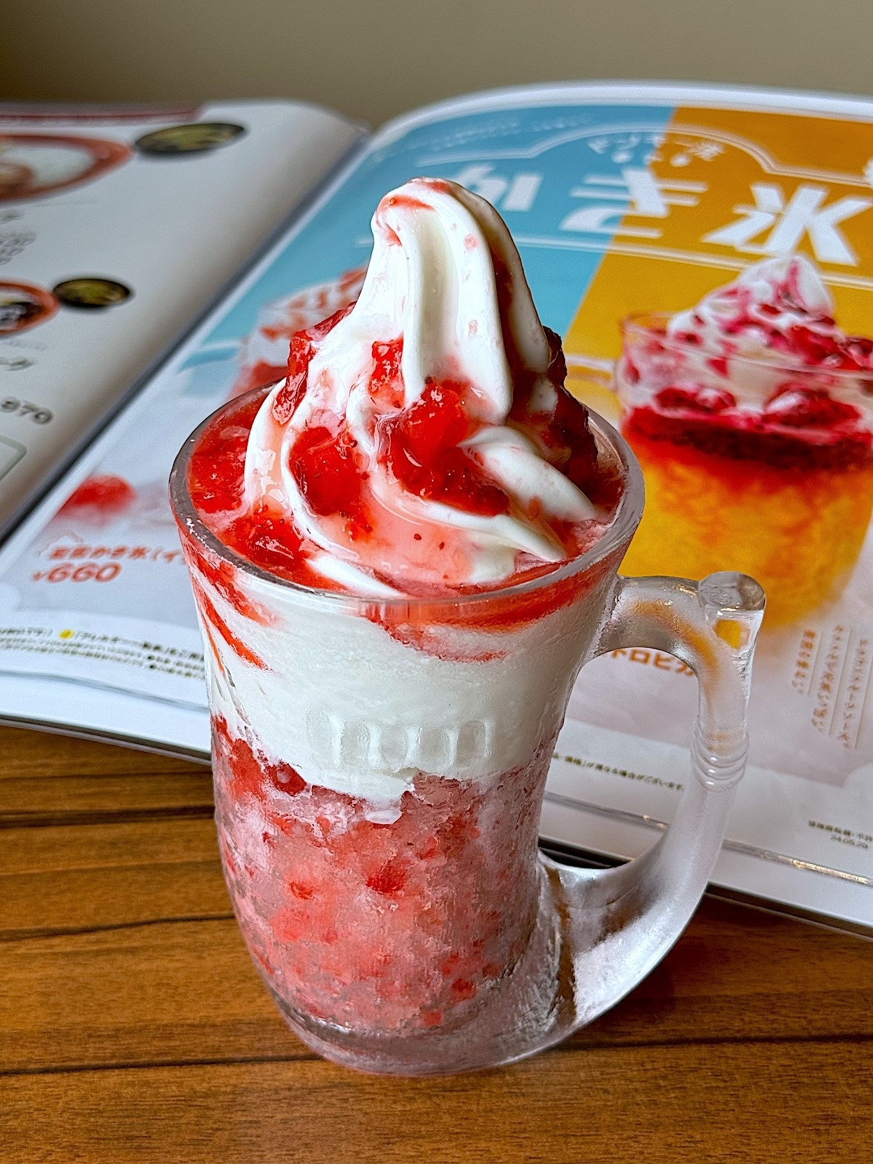 びっくりドンキーのおすすめスイーツ「夏雲かき氷（イチゴ）」