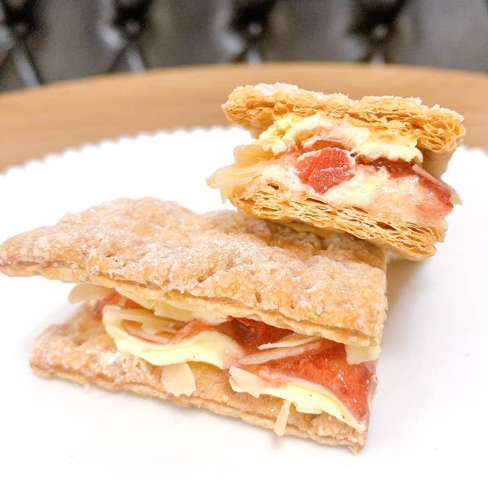 FamilyMart（ファミリーマート）のおすすめスイーツ「凍ったまま食べる いちごのミルフィーユ」