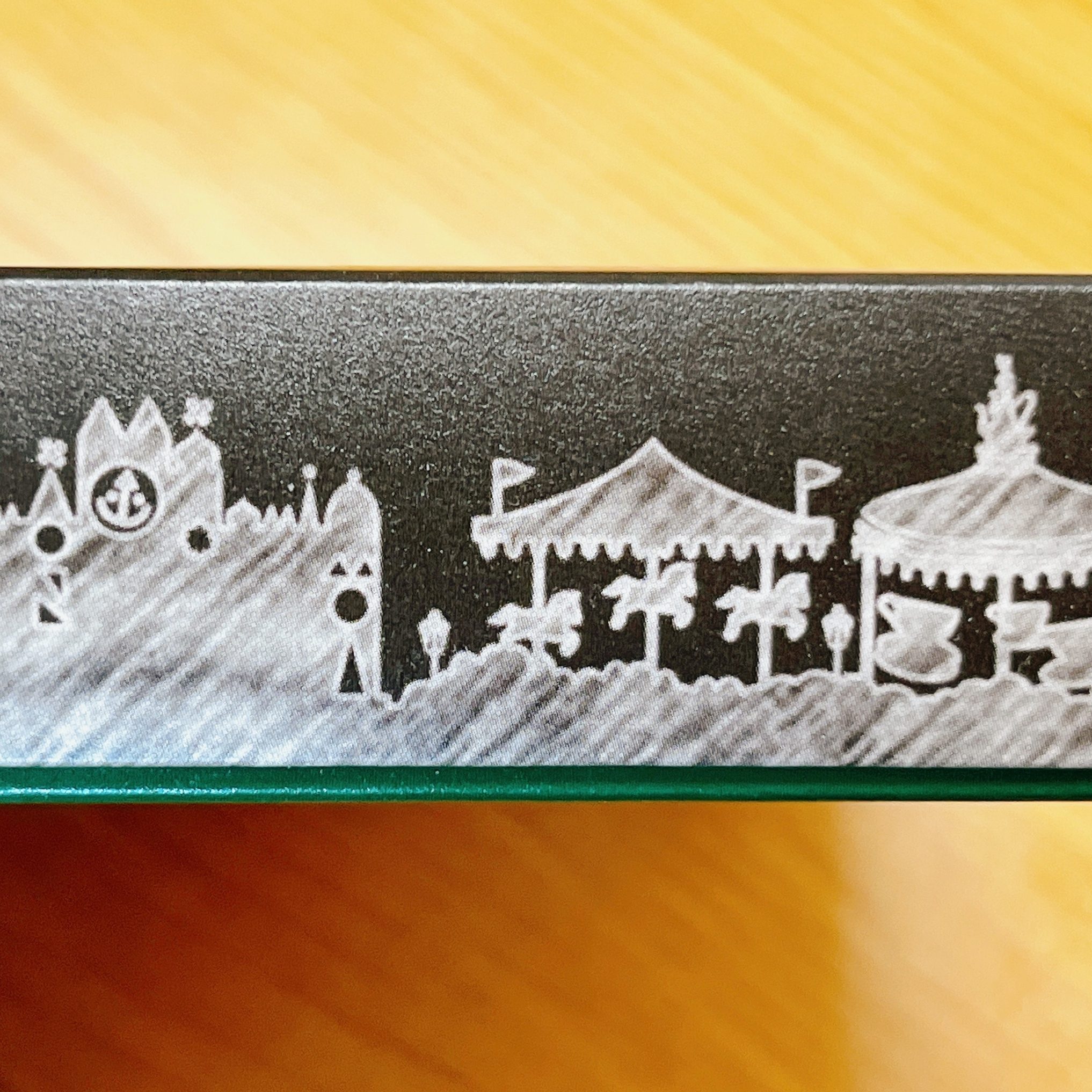 東京ディズニーランドのおすすめお土産「チョコレート 紙箱 ミッキーマウスと仲間たち」