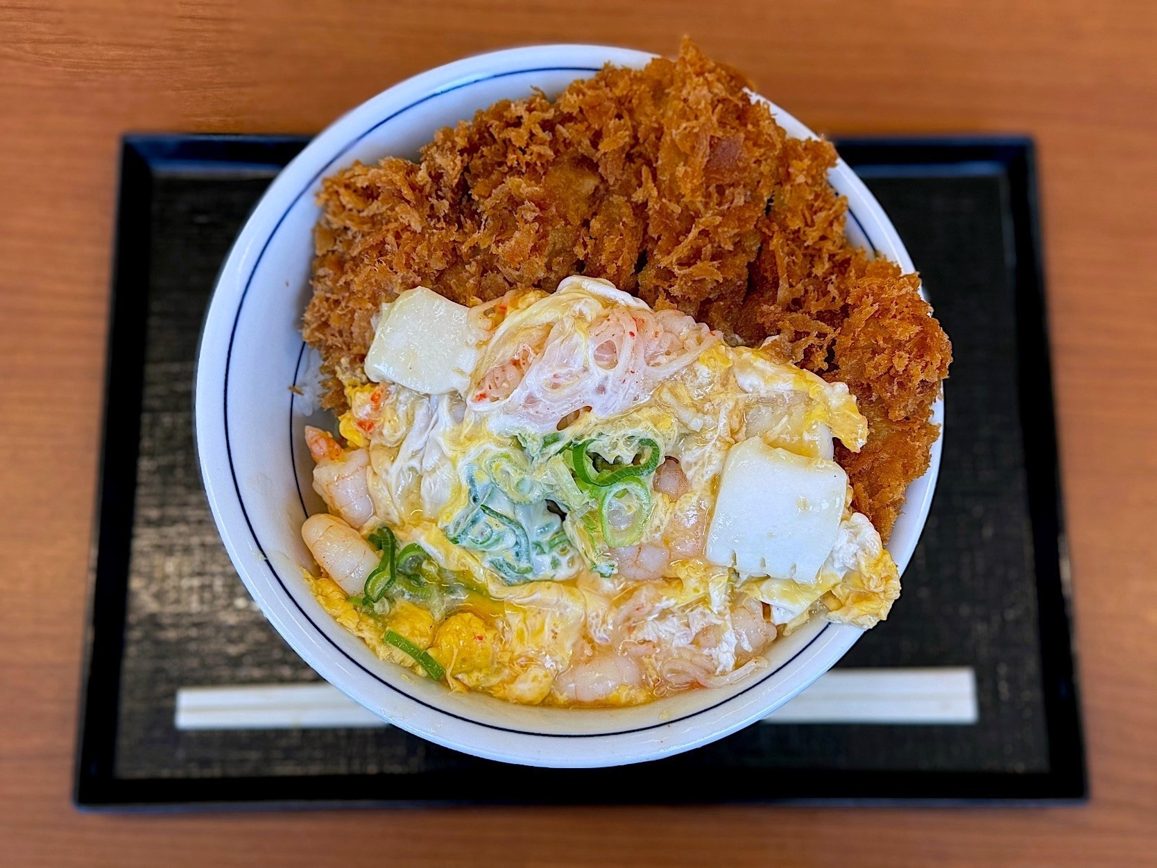 かつやのオススメのフード「海鮮たまごチキンカツ丼」