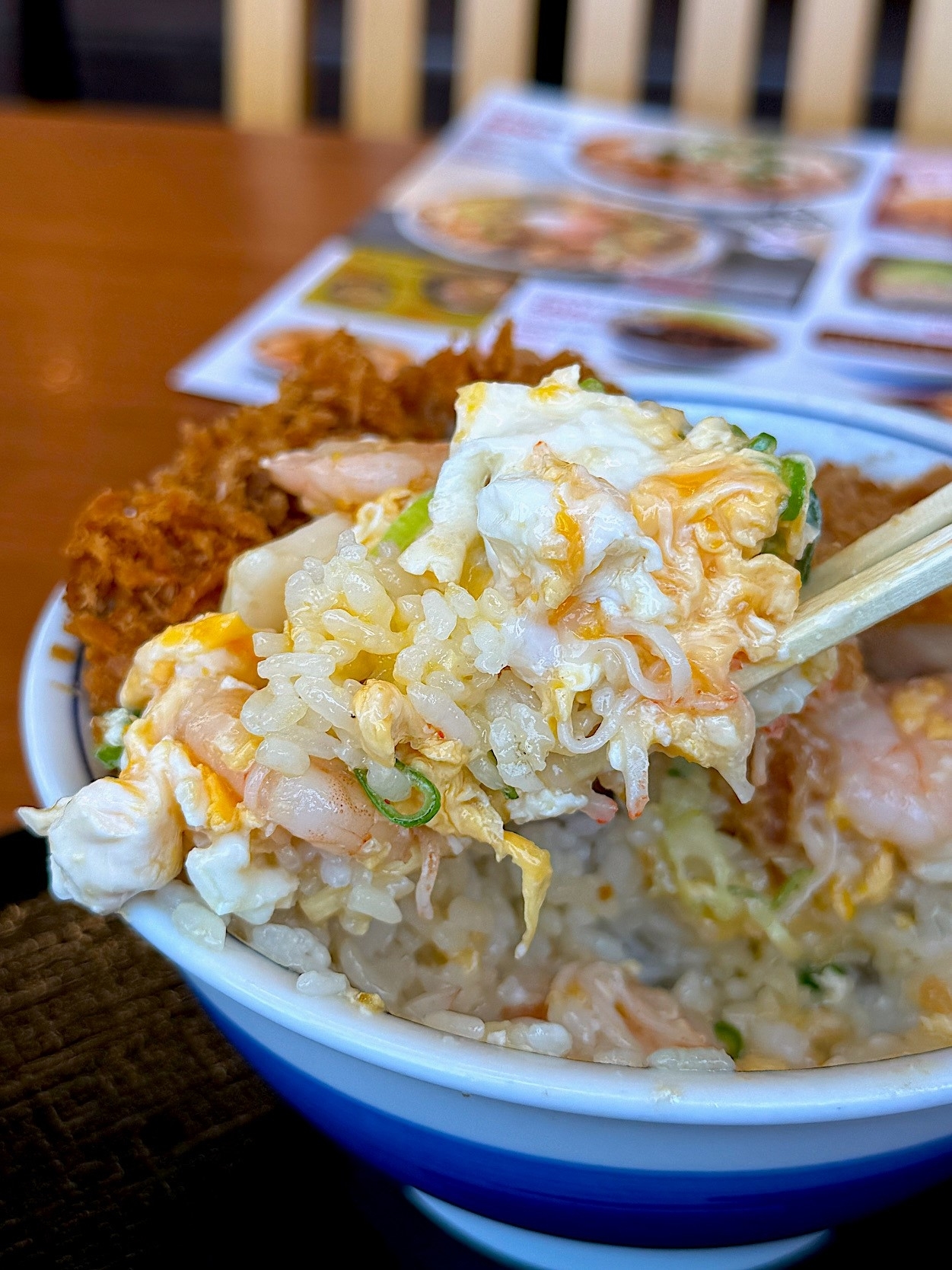 かつやのオススメのフード「海鮮たまごチキンカツ丼」