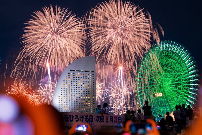 「みなとみらいスマートフェスティバル2023」で打ち上げられた花火=2023年7月31日、横浜市内(時事)