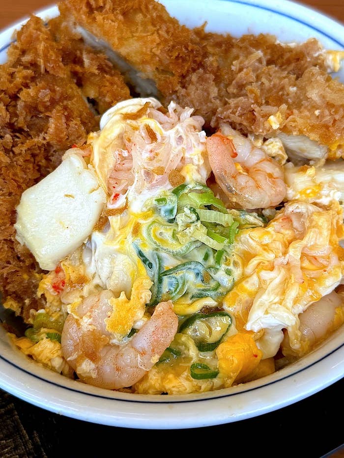 かつやのオススメのフード「海鮮たまごチキンカツ丼」