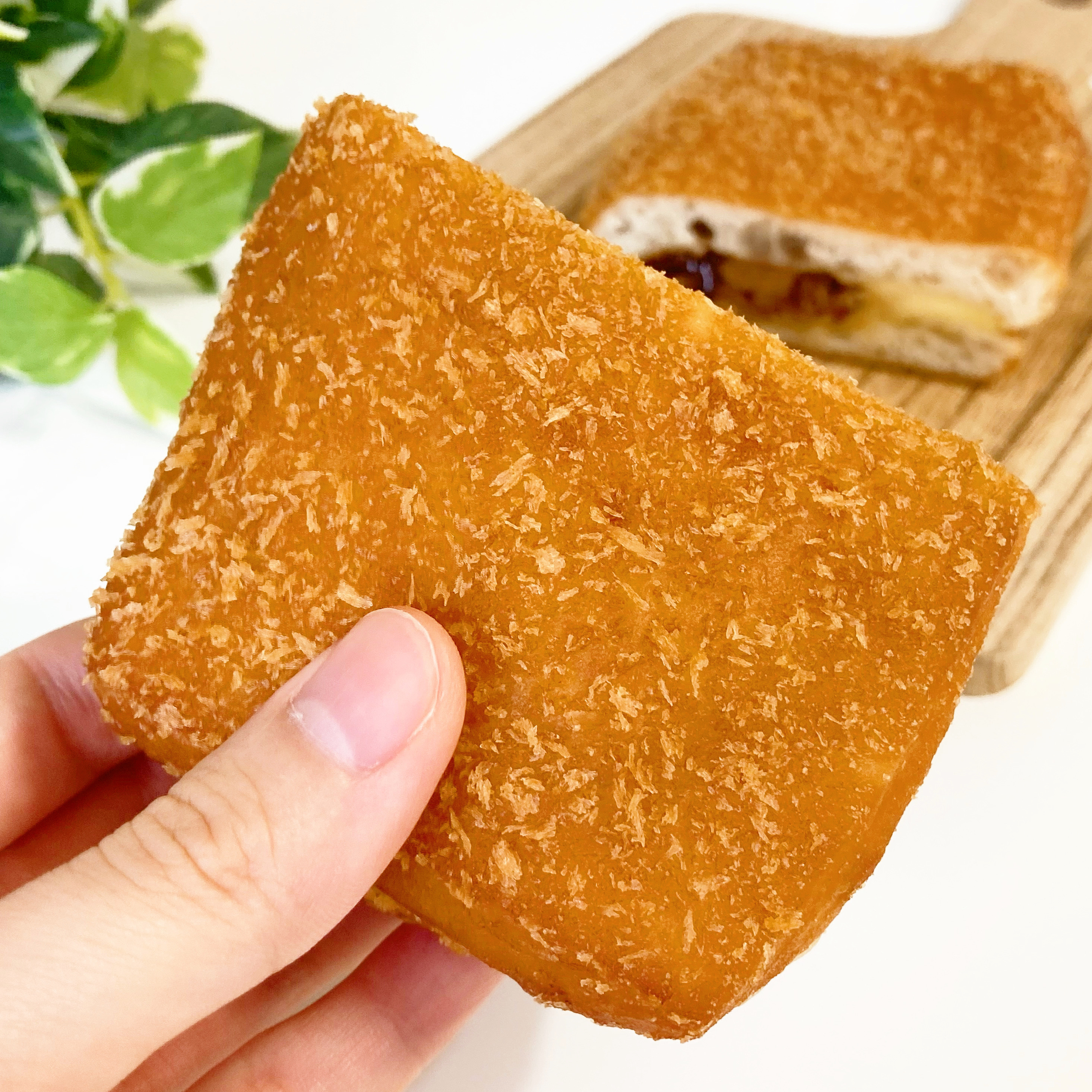 ファミマのおすすめパン「照り焼きチキンドーナツ（マヨソース入り）」