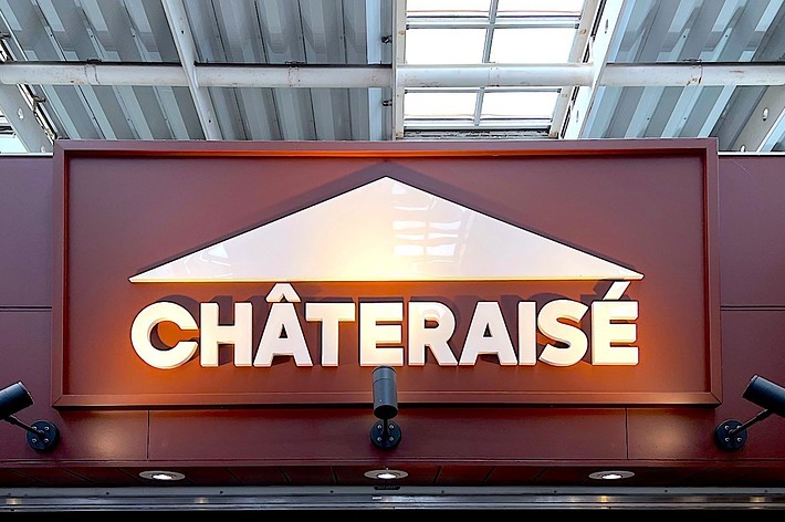 Sign reading “Châteraisé” on a building facade. Châteraisé is a dessert and pâtisserie chain