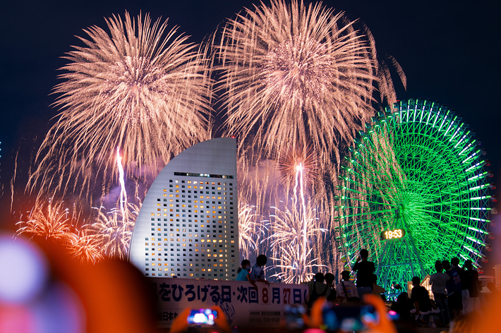 「みなとみらいスマートフェスティバル2023」で打ち上げられた花火＝2023年7月31日、横浜市内（時事）
