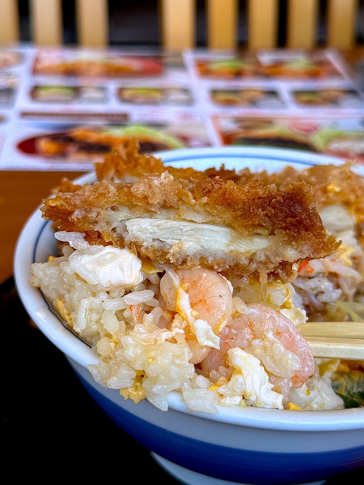かつやのオススメのフード「海鮮たまごチキンカツ丼」