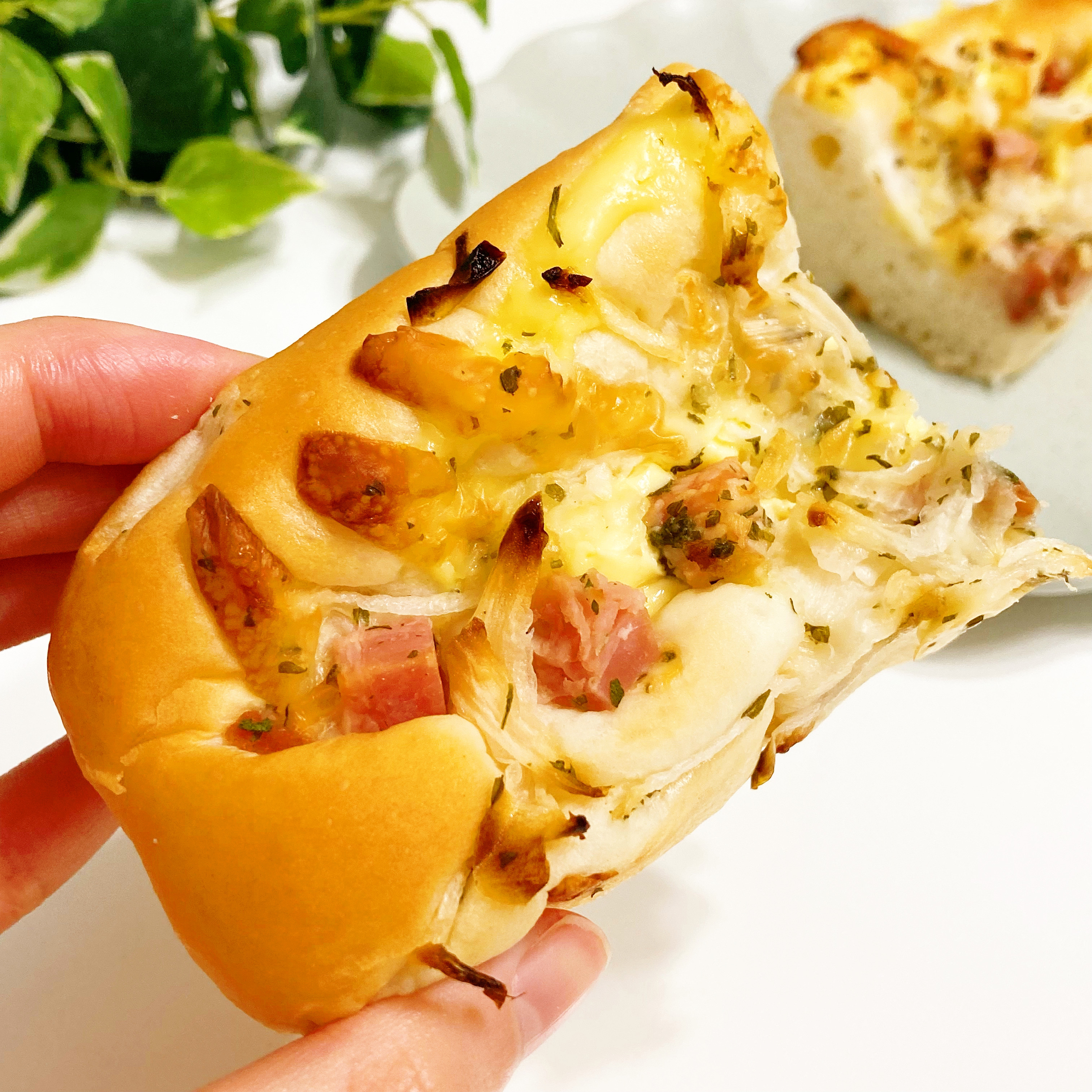 ファミマのおすすめパン「もちっと食感のオニオンブレッド」