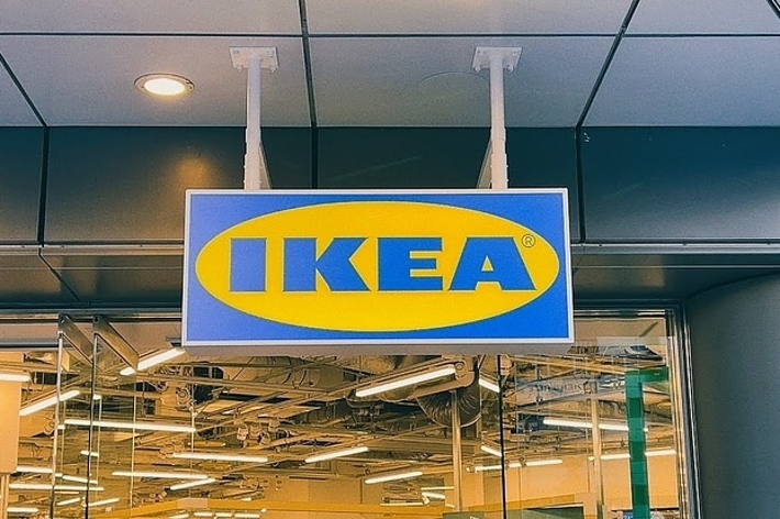 IKEAの看板が店舗の入口の上に掛かっている。