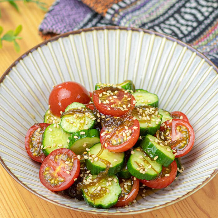 キュウリとトマトのサラダ、ゴマがけ。