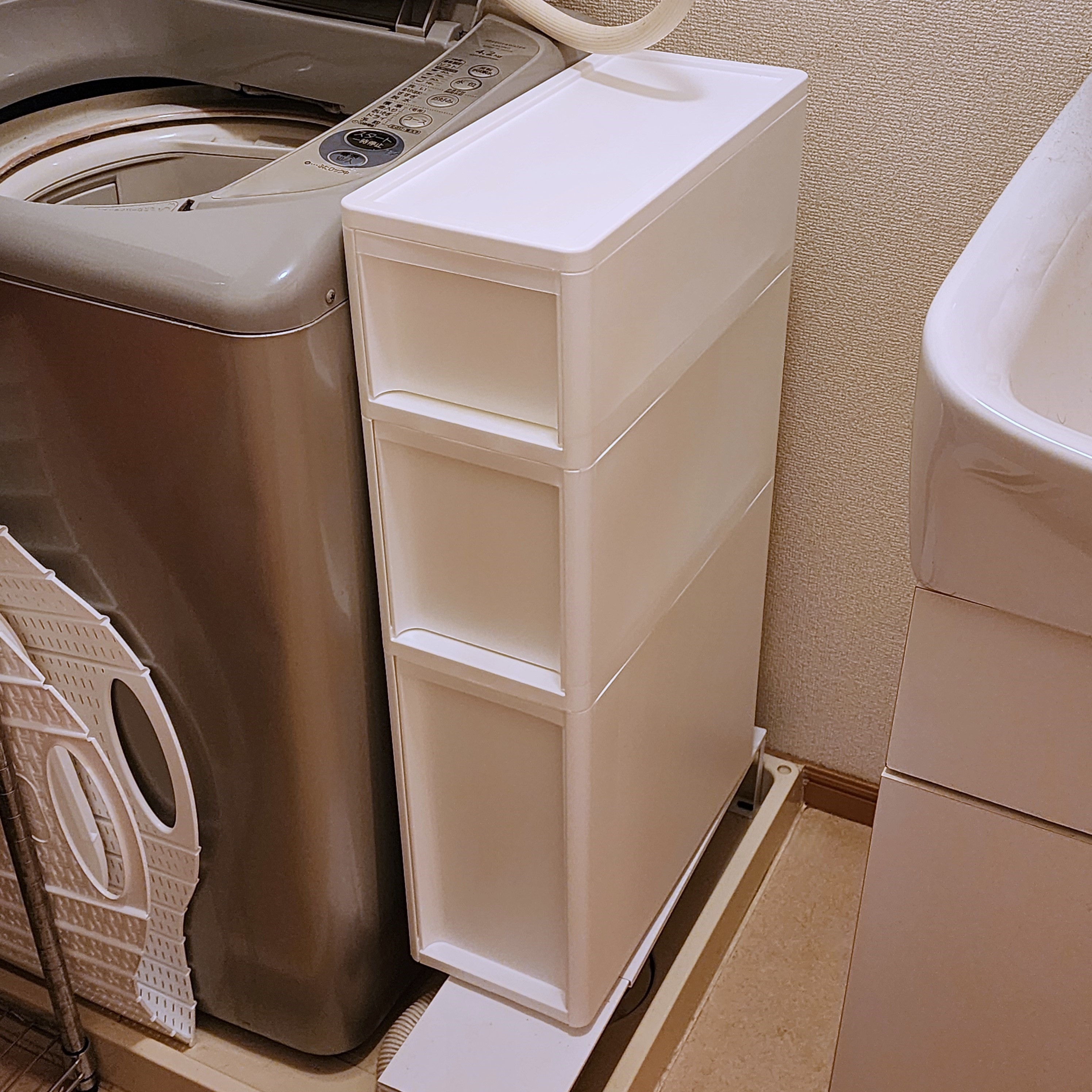 ニトリのおすすめ収納「中身が隠せる スリムストッカー 3段（マルチ分割）」