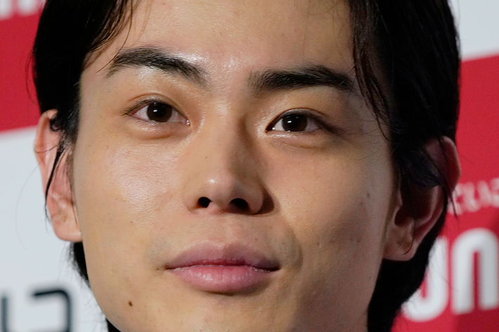 俳優がイベントに出席している顔のクローズアップ写真。