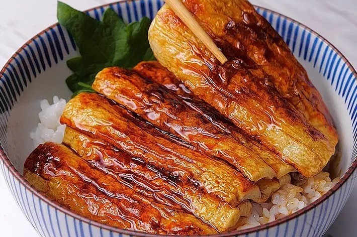 日本料理のうな丼、うなぎの蒲焼がご飯の上に載っている。