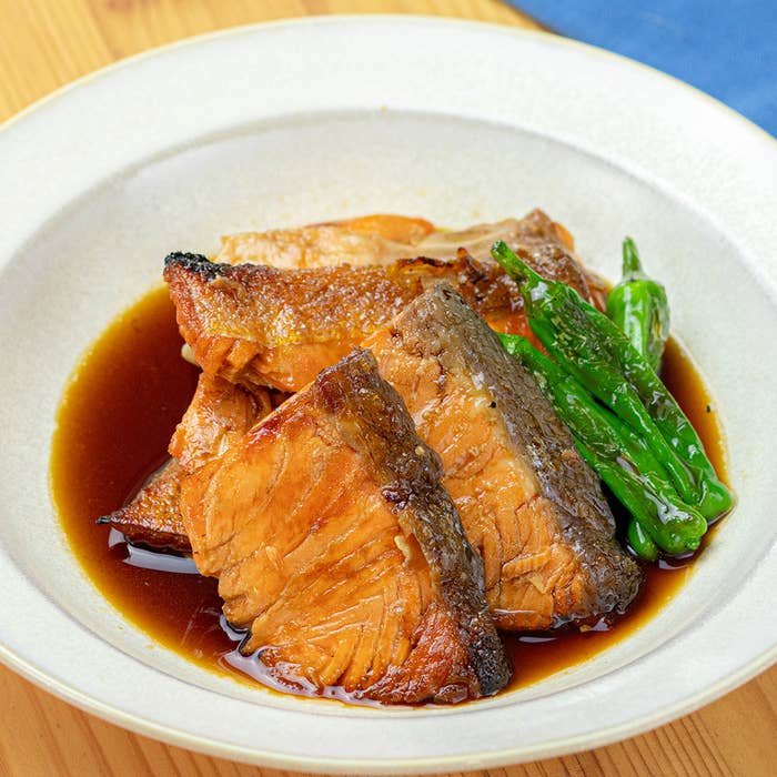 白い皿に盛られたさけとしし唐。