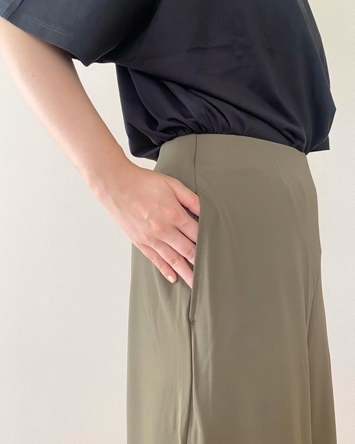 ユニクロのおすすめボトムス「クレープジャージーストレートパンツ」