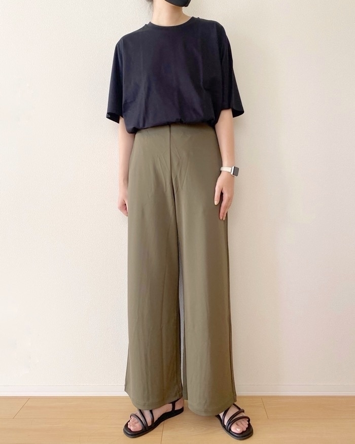 ユニクロのおすすめボトムス「クレープジャージーストレートパンツ」