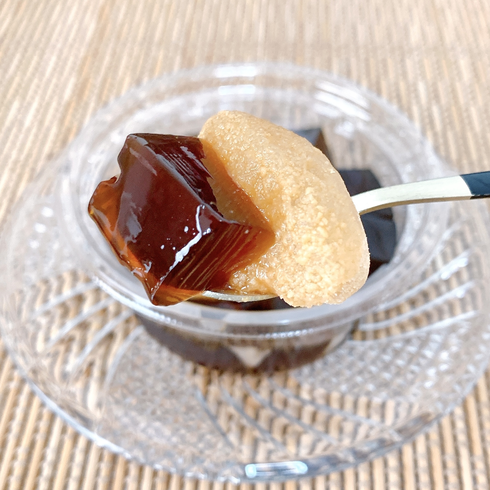 セブン-イレブンのおすすめのスイーツ「黒糖寒天 わらびもちのせ」