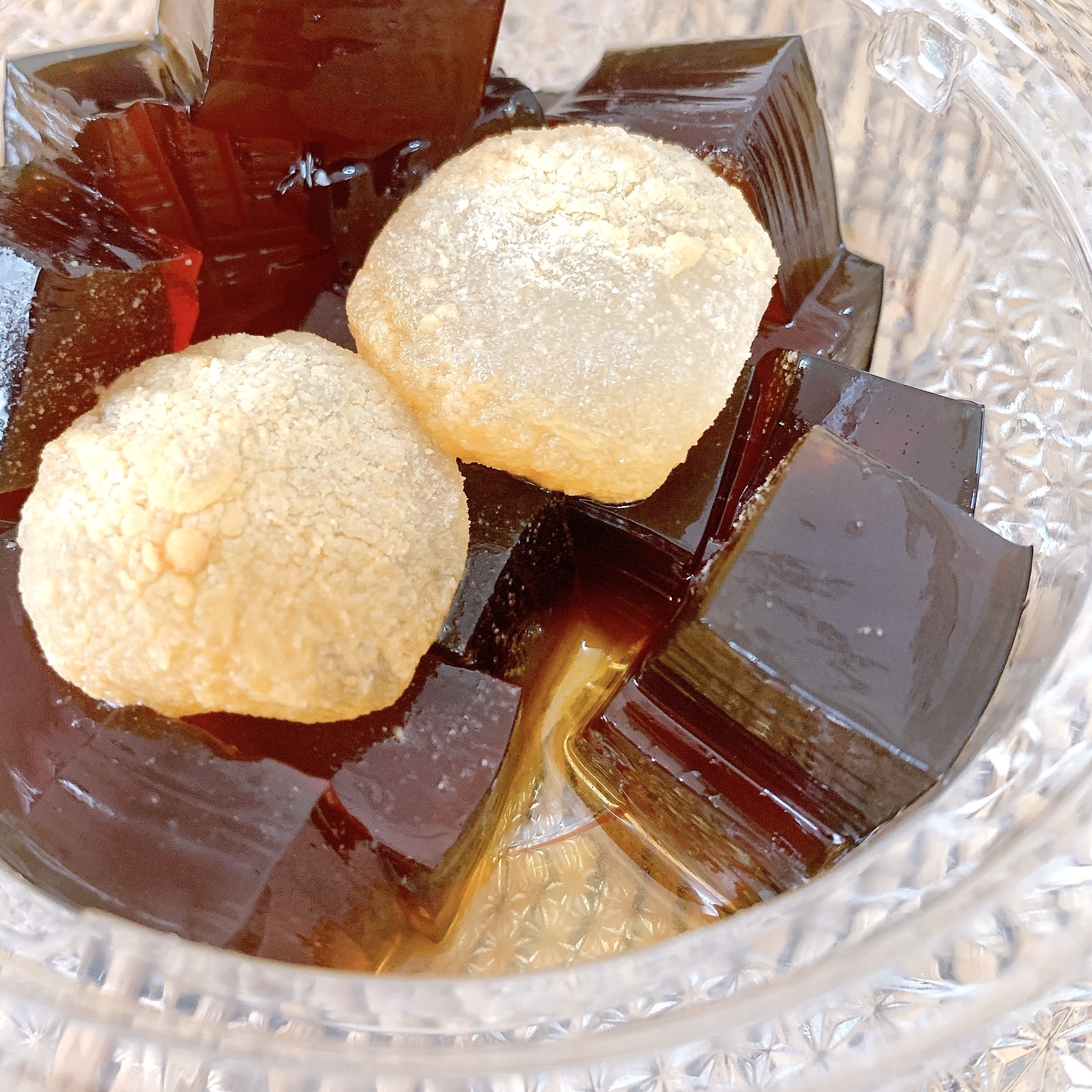 セブン-イレブンのおすすめのスイーツ「黒糖寒天 わらびもちのせ」