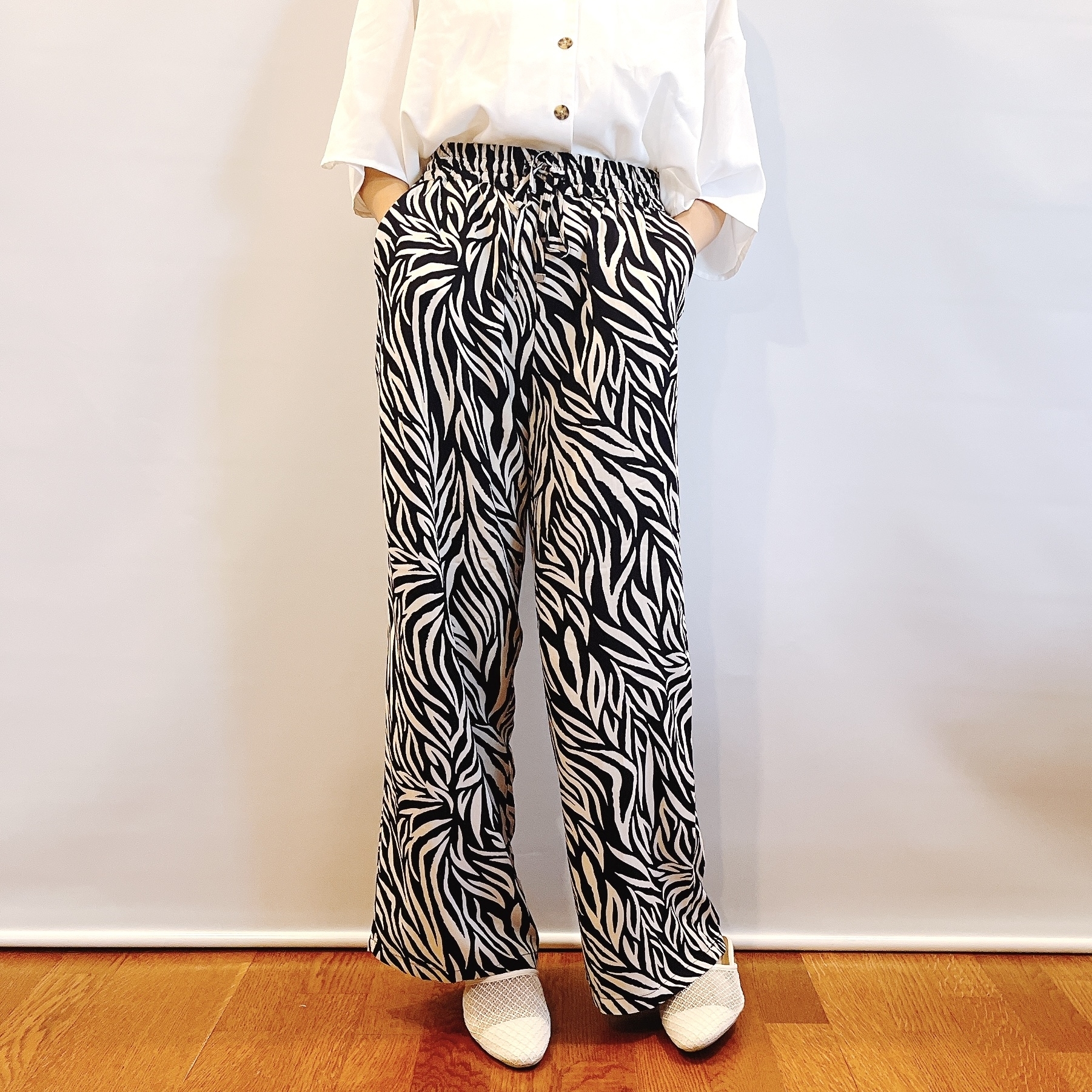 しまむらのおすすめファッションアイテム「プリントストレートパンツ」のコーディネート