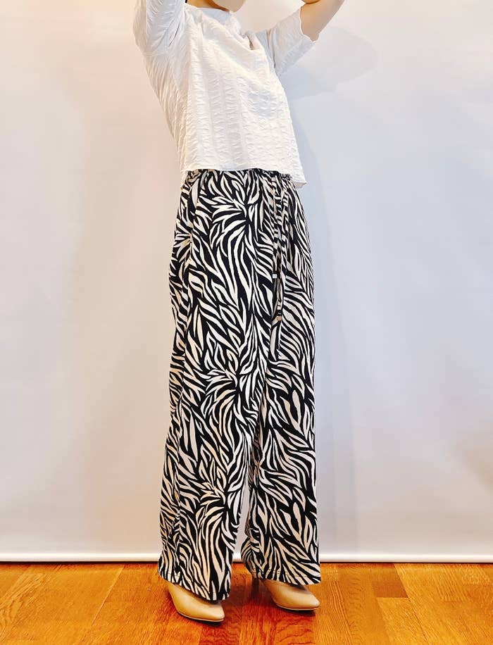 しまむらのおすすめファッションアイテム「プリントストレートパンツ」