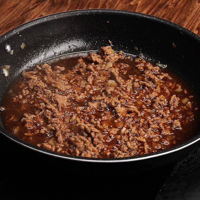 炒めたひき肉が入ったフライパン。