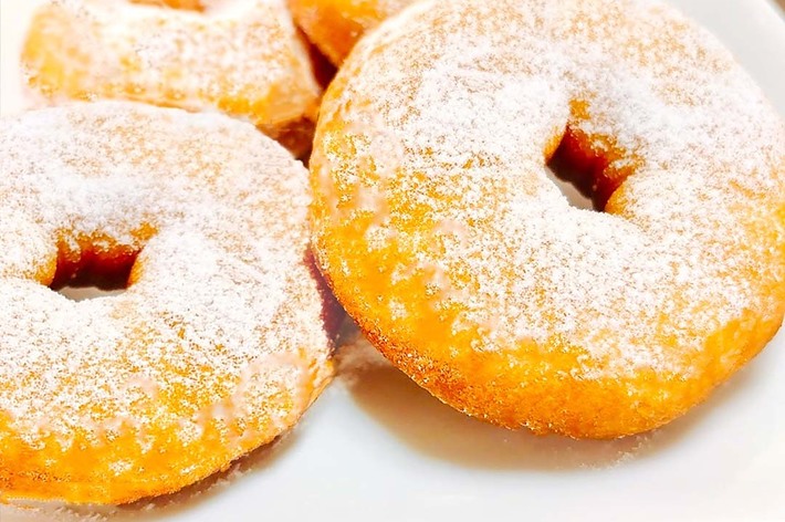 ドーナツが4つお皿にのっている。