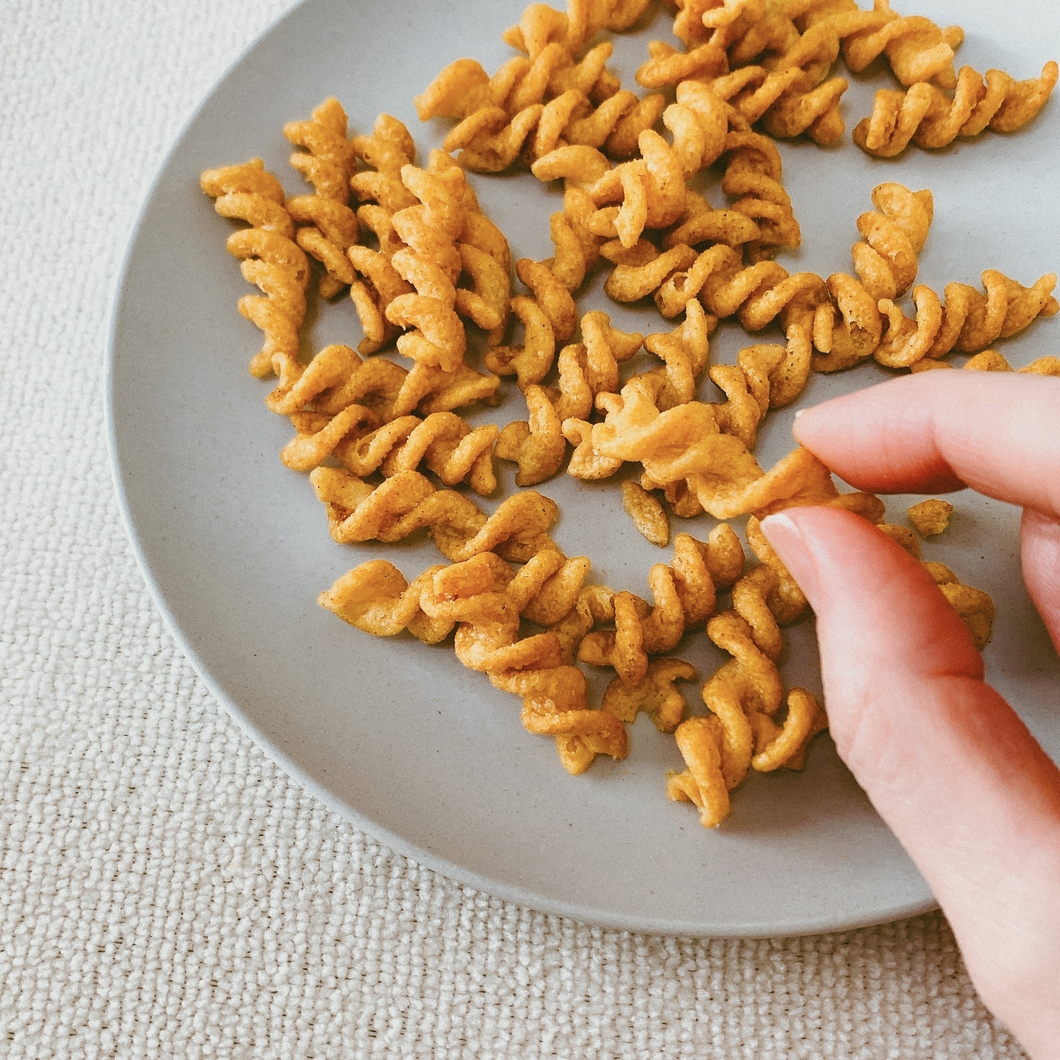 無印のおすすめスナック「糖質10g以下のお菓子 パスタスナック カレー味」