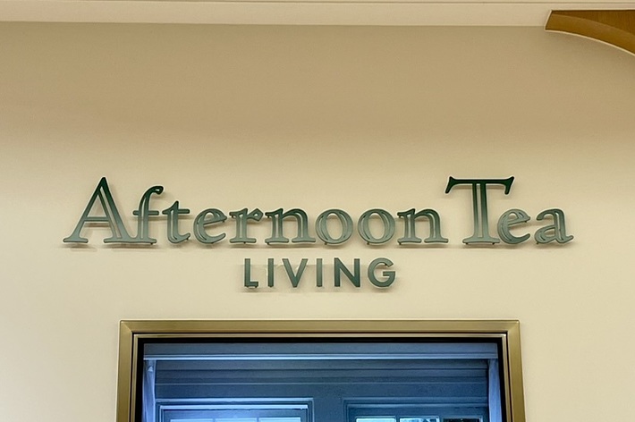 窓から光が差し込む部屋の写真。壁には「Afternoon Tea LIVING」の文字が掲げられている。