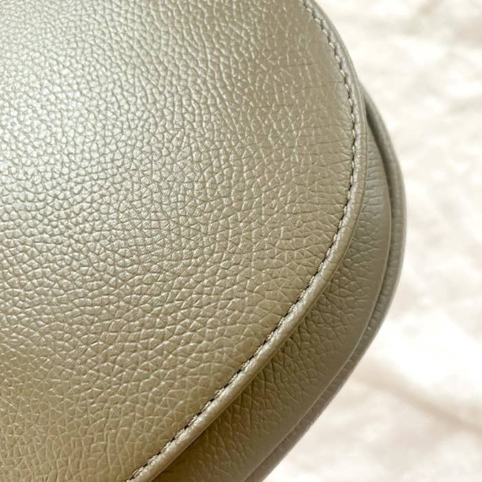 GU(ジーユー)のおすすめファッションアイテム「レザーミニショルダーバッグ」