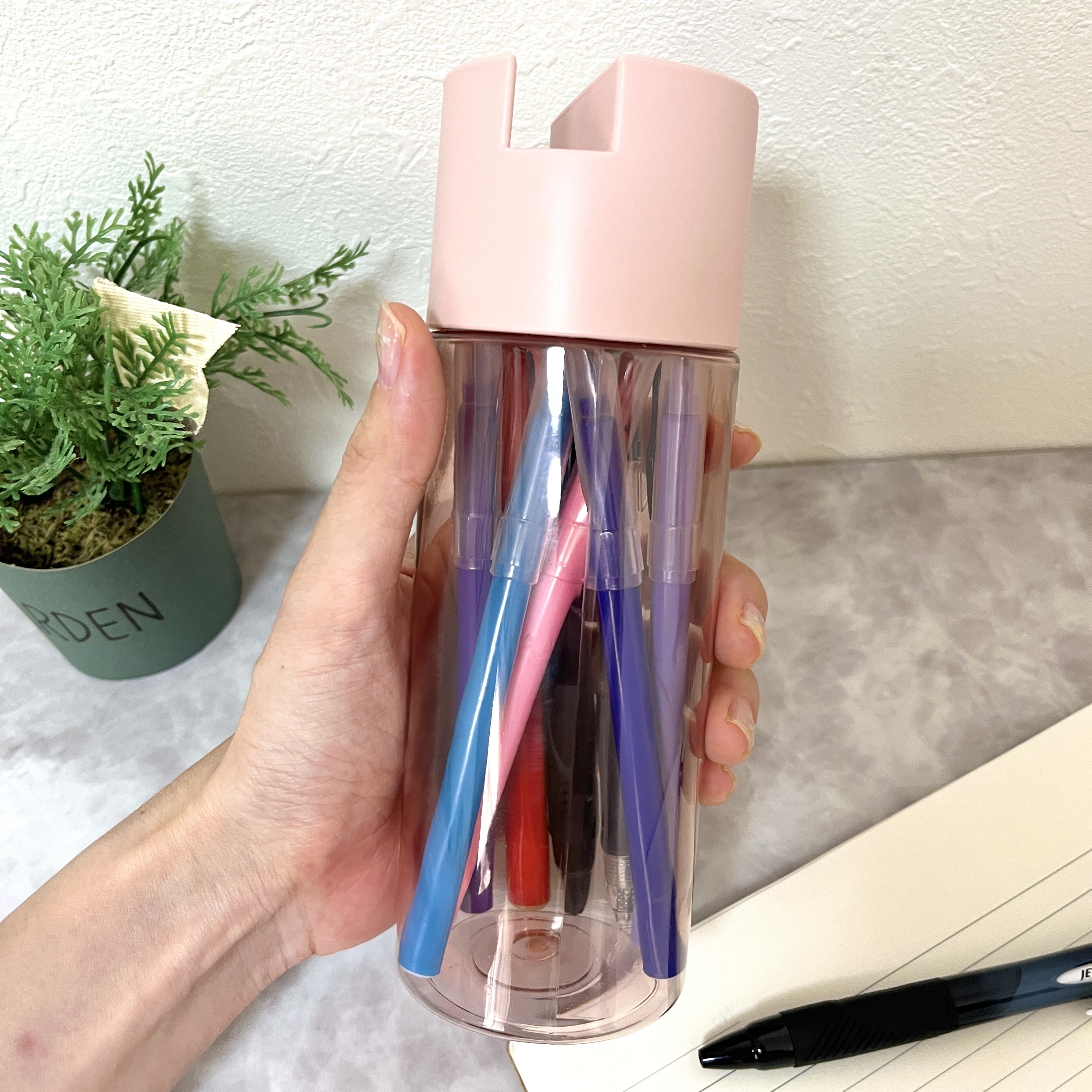 DAISO(ダイソー)の機能性ばつぐん雑貨「スマホが立てられるペンケース」