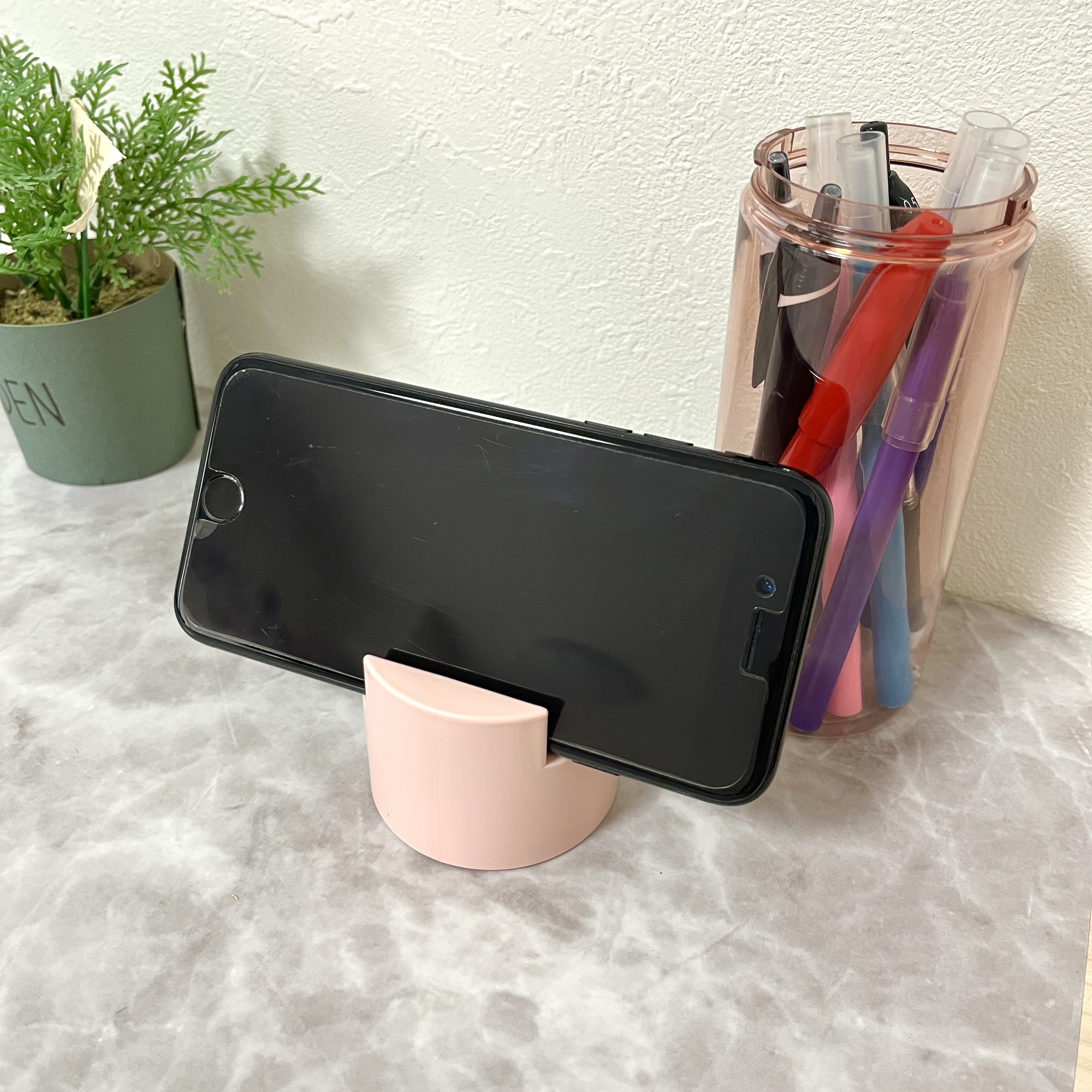 DAISO(ダイソー)の機能性ばつぐん雑貨「スマホが立てられるペンケース」