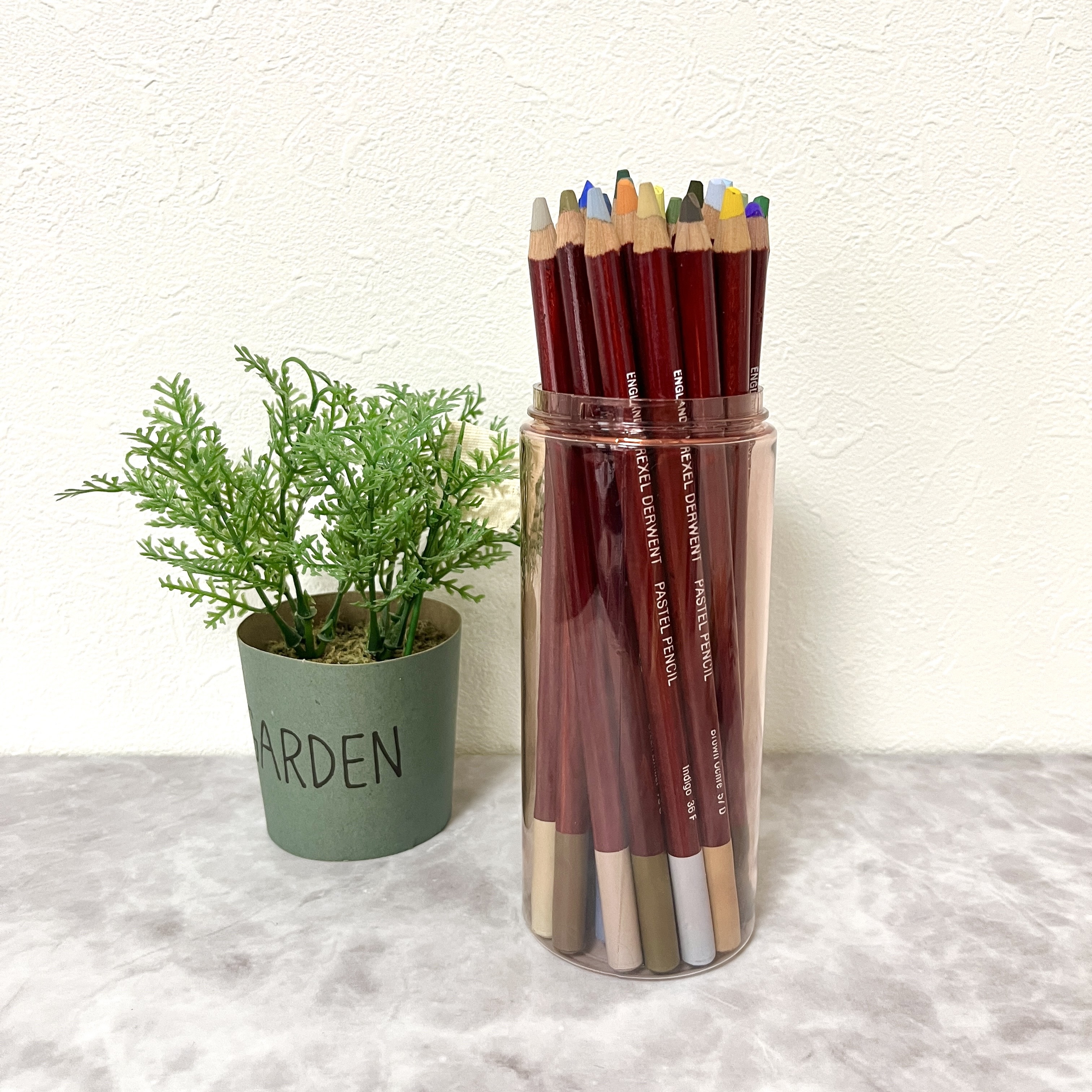 DAISO(ダイソー)の機能性ばつぐん雑貨「スマホが立てられるペンケース」