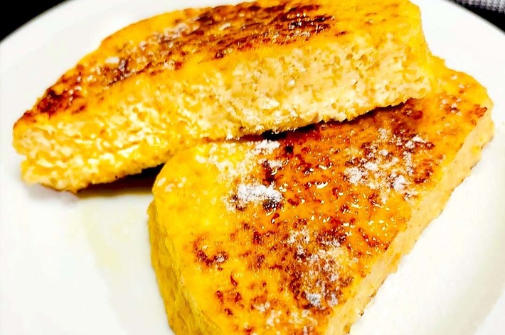 お皿に乗った2つの分厚いフレンチトーストの切れ端が映し出されている。