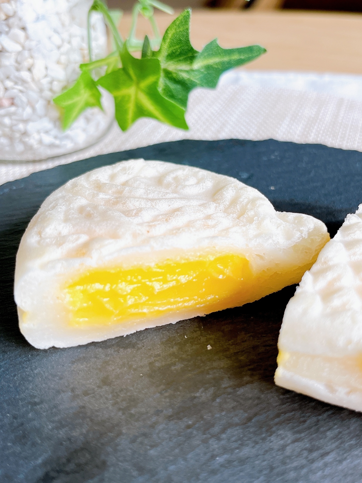 ローソンのおすすめスイーツ「もっちりとした白いたい焼き カスタード」