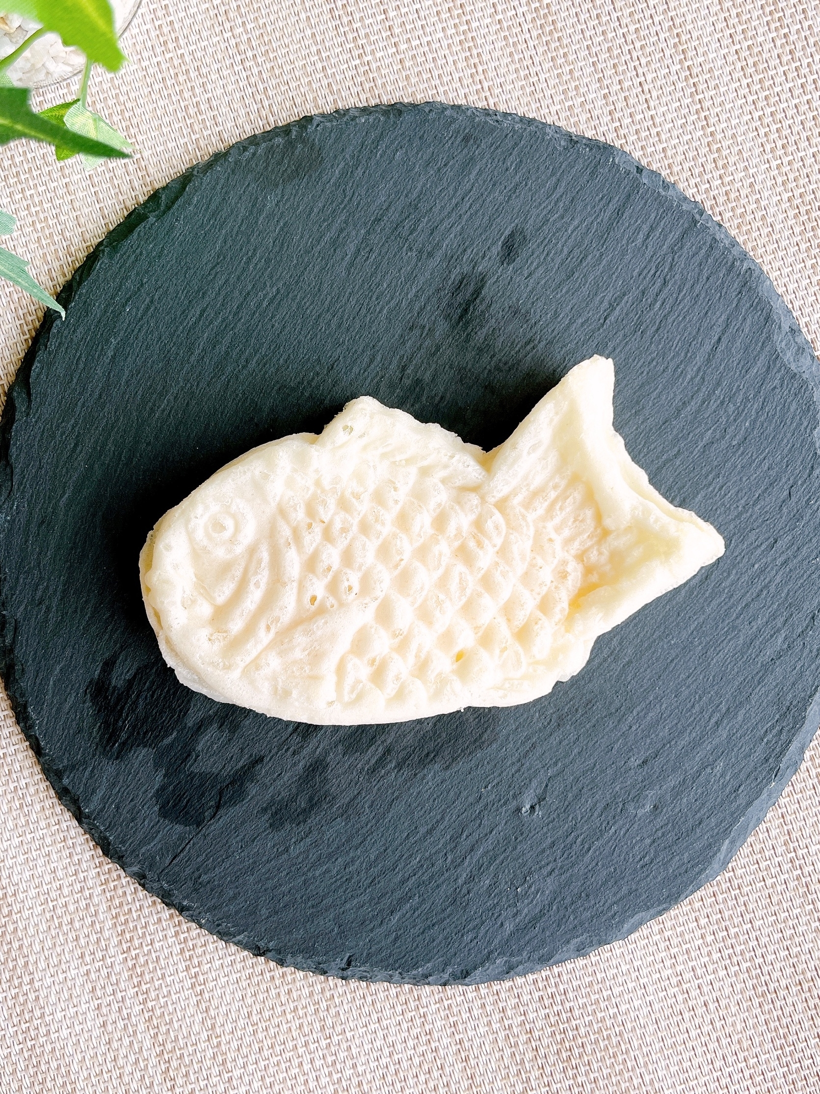 ローソンのおすすめスイーツ「もっちりとした白いたい焼き カスタード」