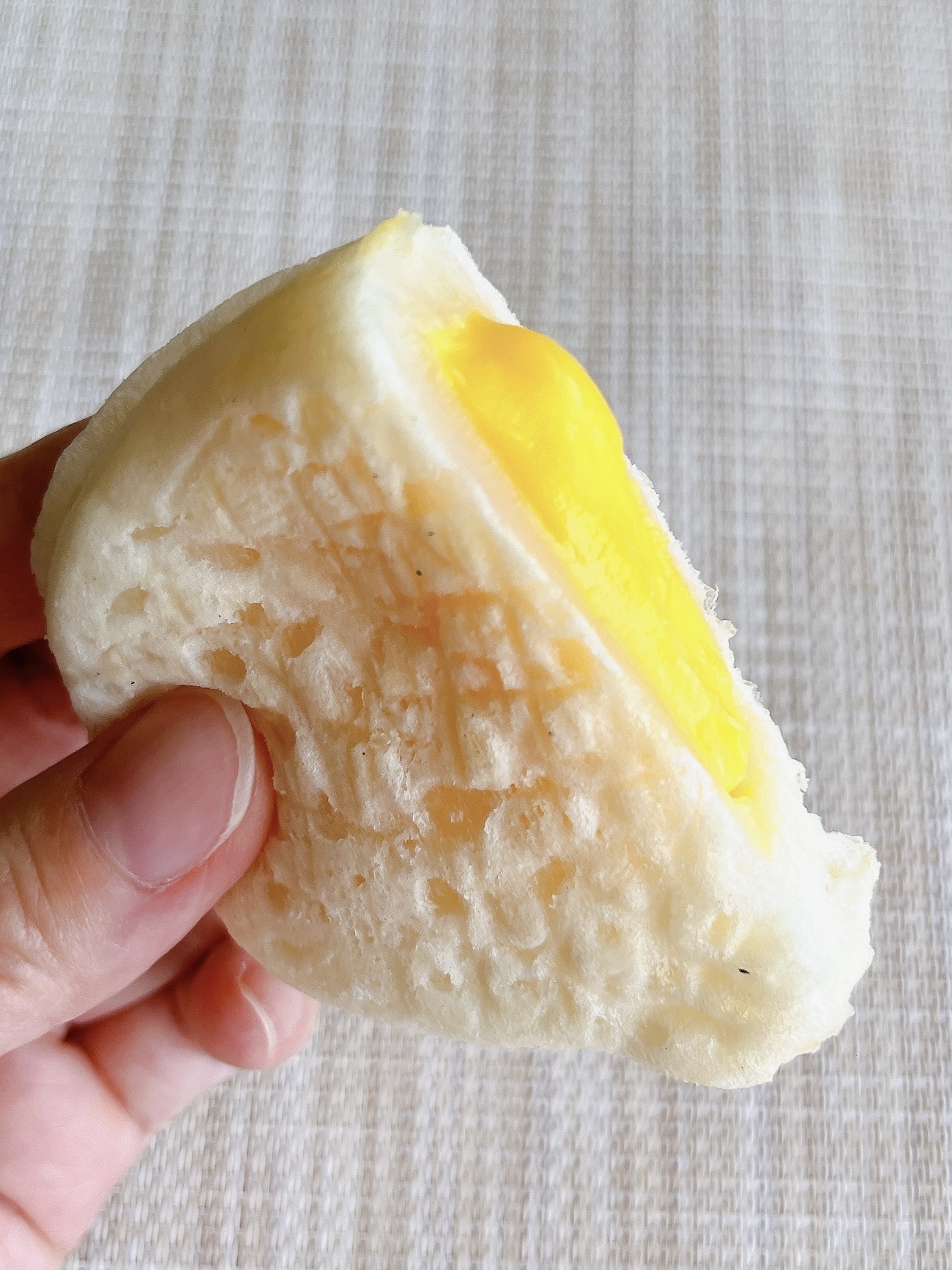 ローソンのおすすめスイーツ「もっちりとした白いたい焼き カスタード」