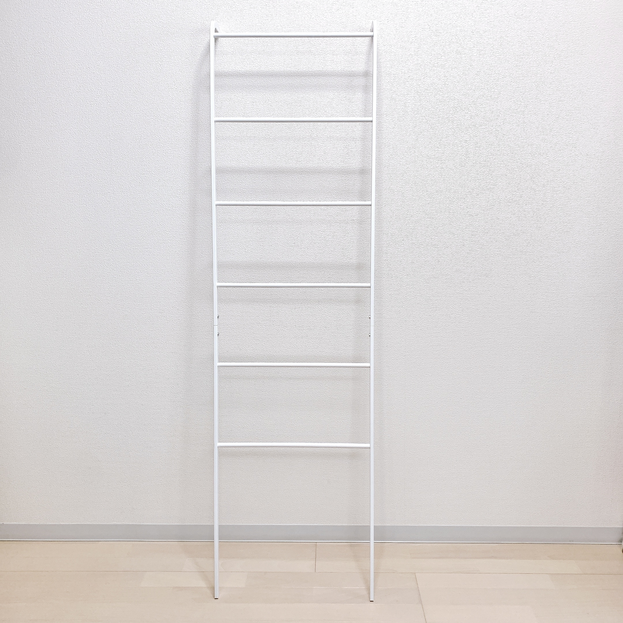 ニトリのおすすめ収納アイテム「ラダーハンガーフレーム(ホワイト)」