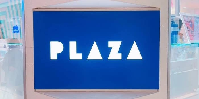 PLAZA（プラザ）の看板