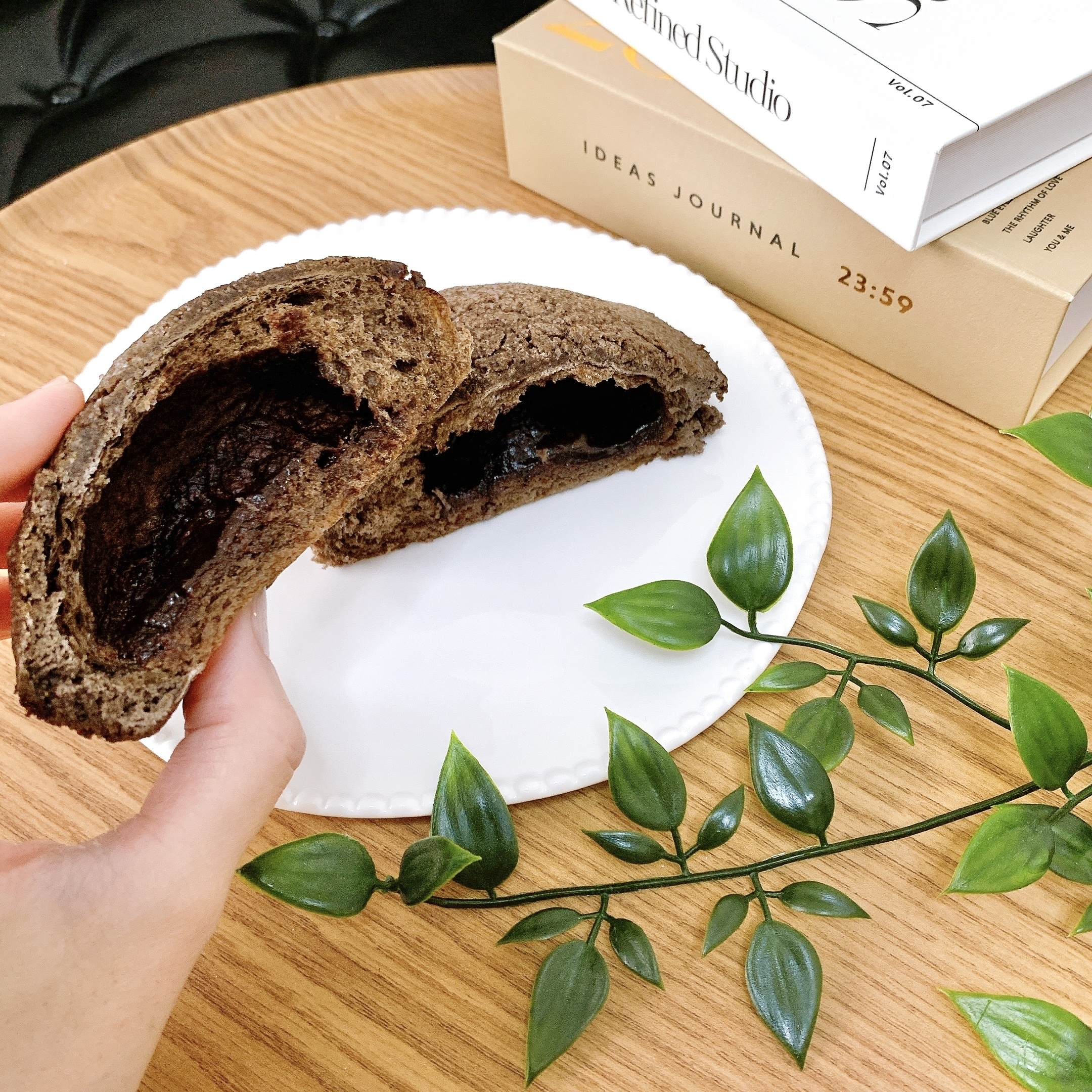 LAWSON(ローソン)のおすすめパン「じゅわチョコ塩メロンパン」