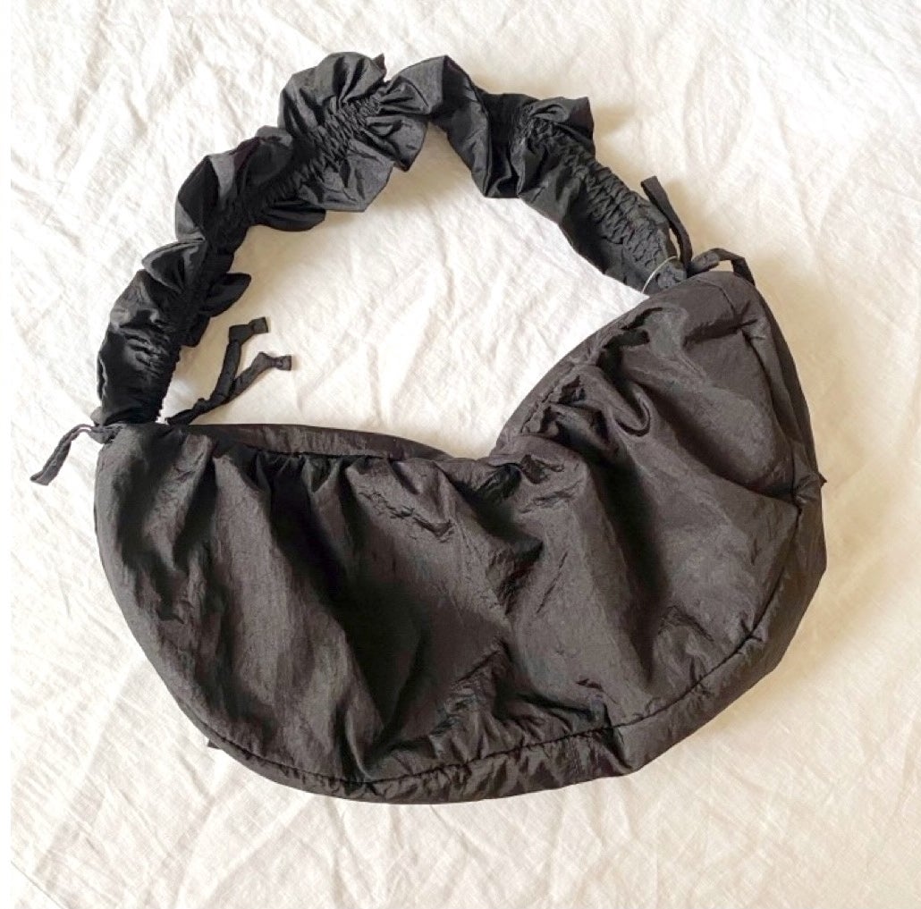 GU(ジーユー)の軽くて柔らかい優秀バッグ「フリルショルダーバッグ」