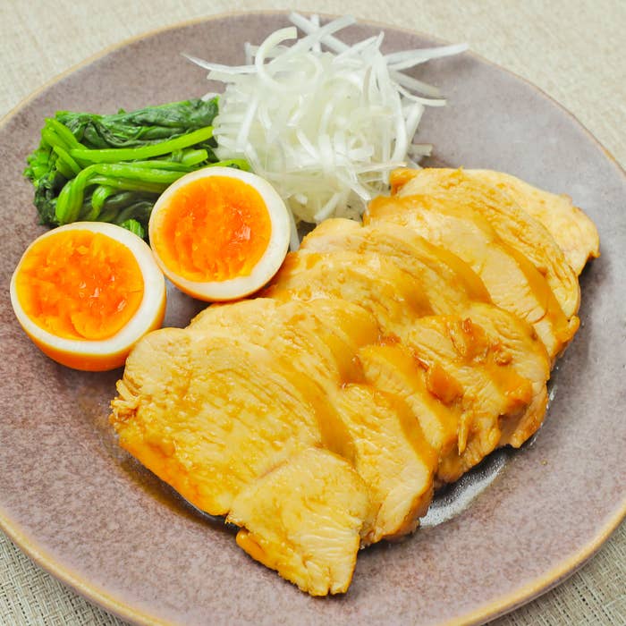 料理、茹で卵、ほうれん草、玉ねぎが盛り付けられた一皿。