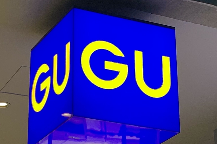 GUのロゴサイン。